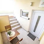 Urban Base With Free Parking & Terrace Appartamento *