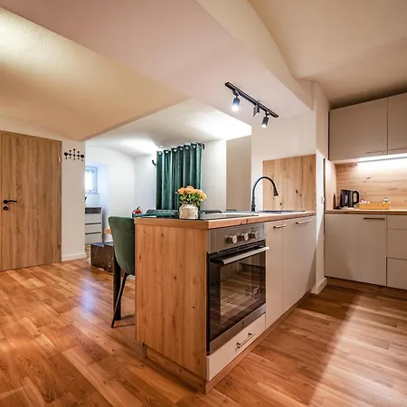 Appartamento Urban Base With Free Parking & Terrace